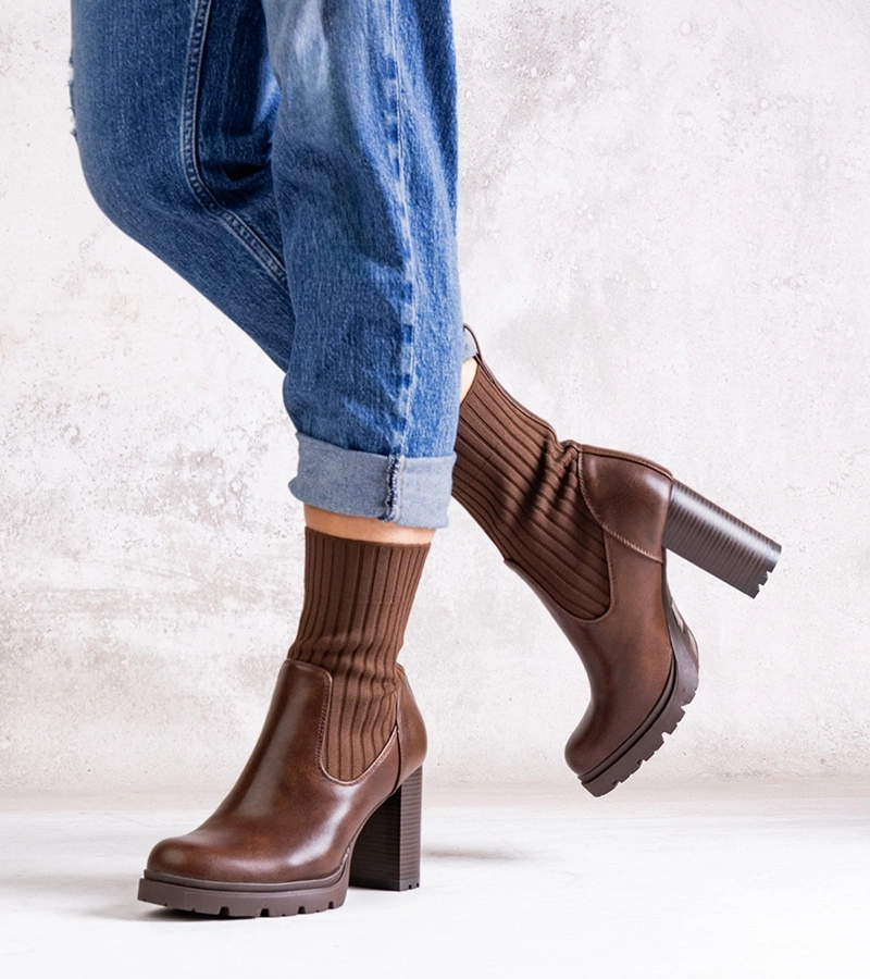 Botinele maro cu toc din piele ecologică Asera.