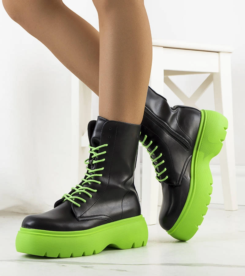 Cizme negre pe talpă verde de Huot