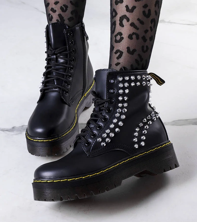 Cizme negre cu crampoane de la Castello