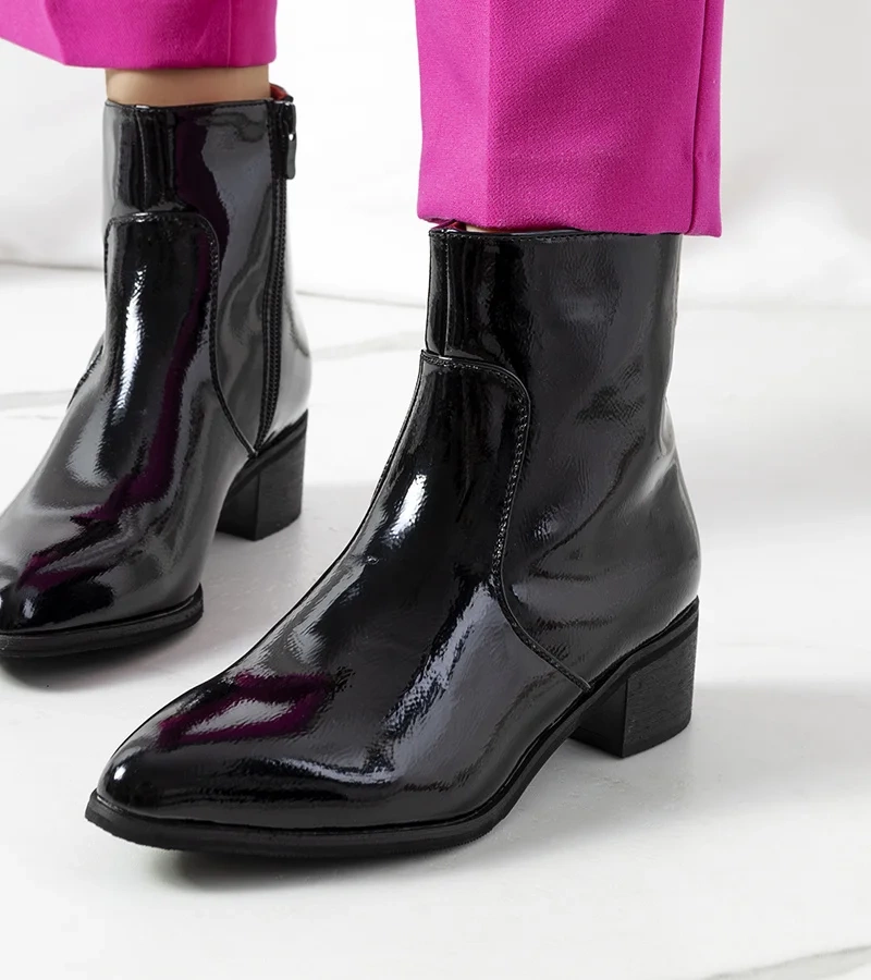 Cizme negre izolate Huart