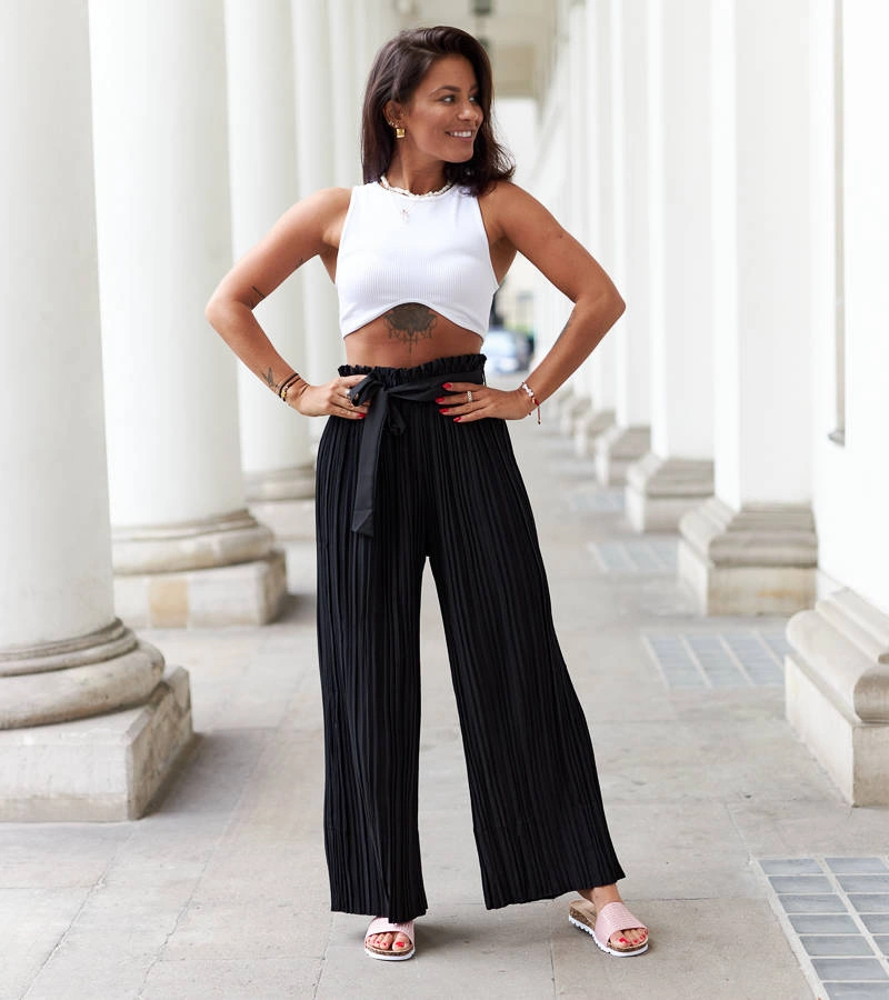 Pantaloni negri cu pliuri largi de Anisa