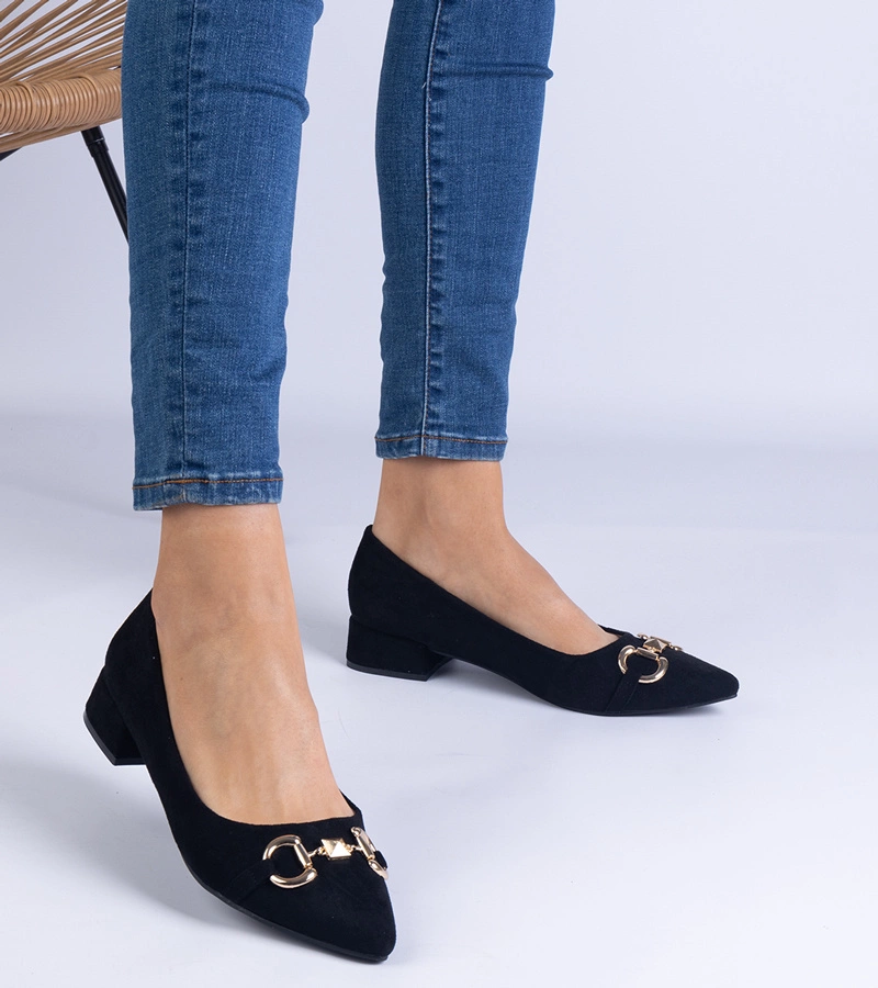 Pantofi negri din piele ecologică întoarsă cu toc gros și ornament auriu Justina