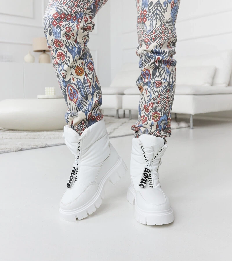 Bocanci albi izolați cu mesajul "Eulalia"