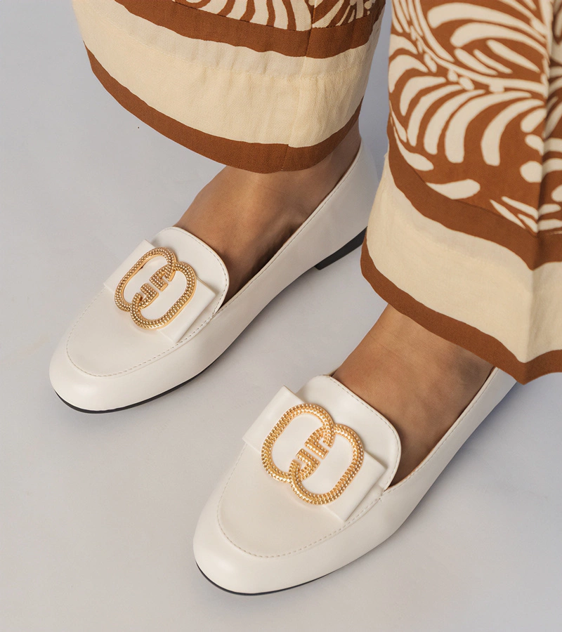 Mocasini albi de damă cu ornament auriu Frada