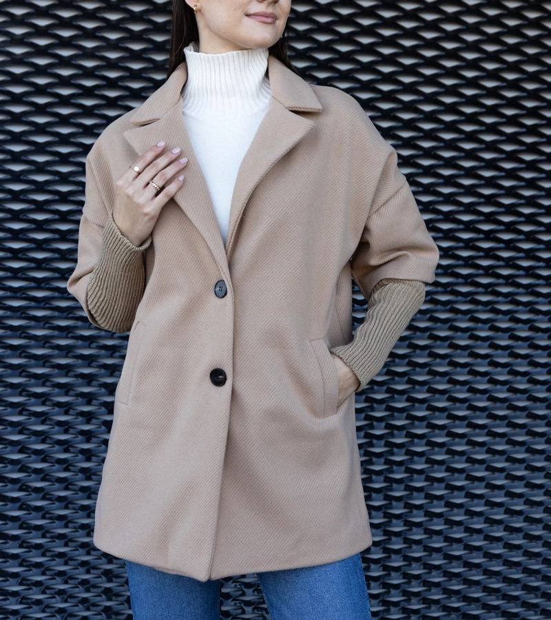 Pardesiu maro deschis cu mâneci de pulover Sameha.