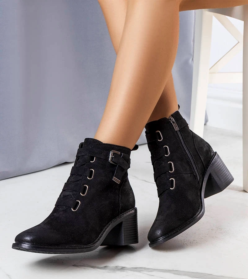 Cizme stiletto negre izolate Klinte