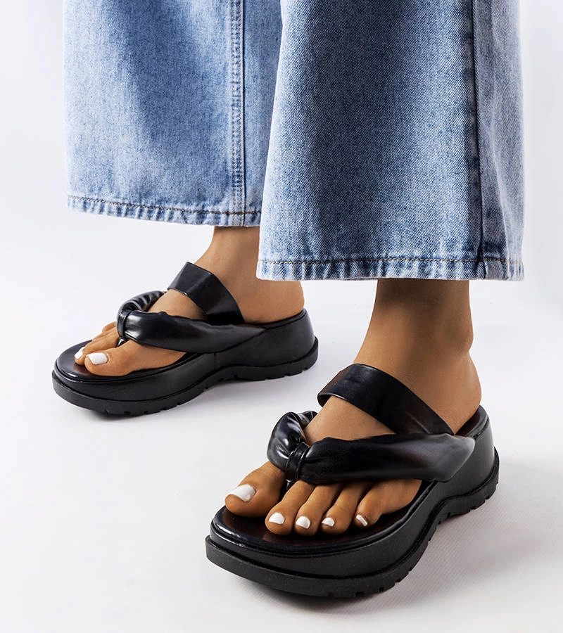 Șlapi negri și solizi Lupi