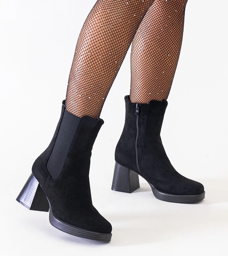 Botine negre cu vârf pătrat pe toc din eco-velur Hesca.