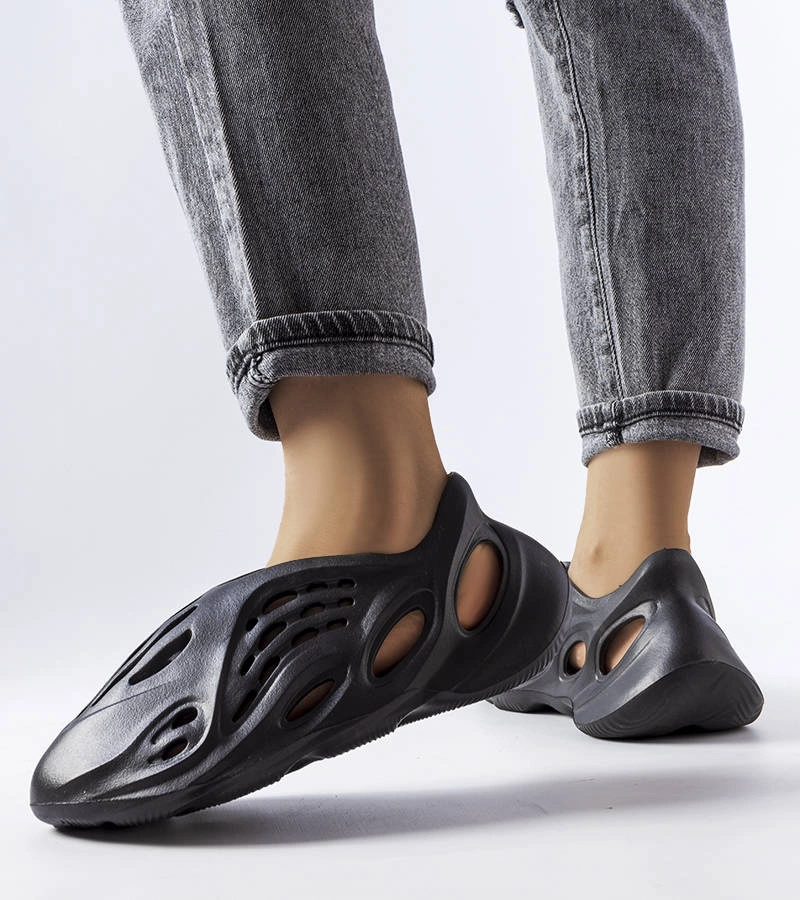 Șlapi crocs negri pentru femei Karolinos