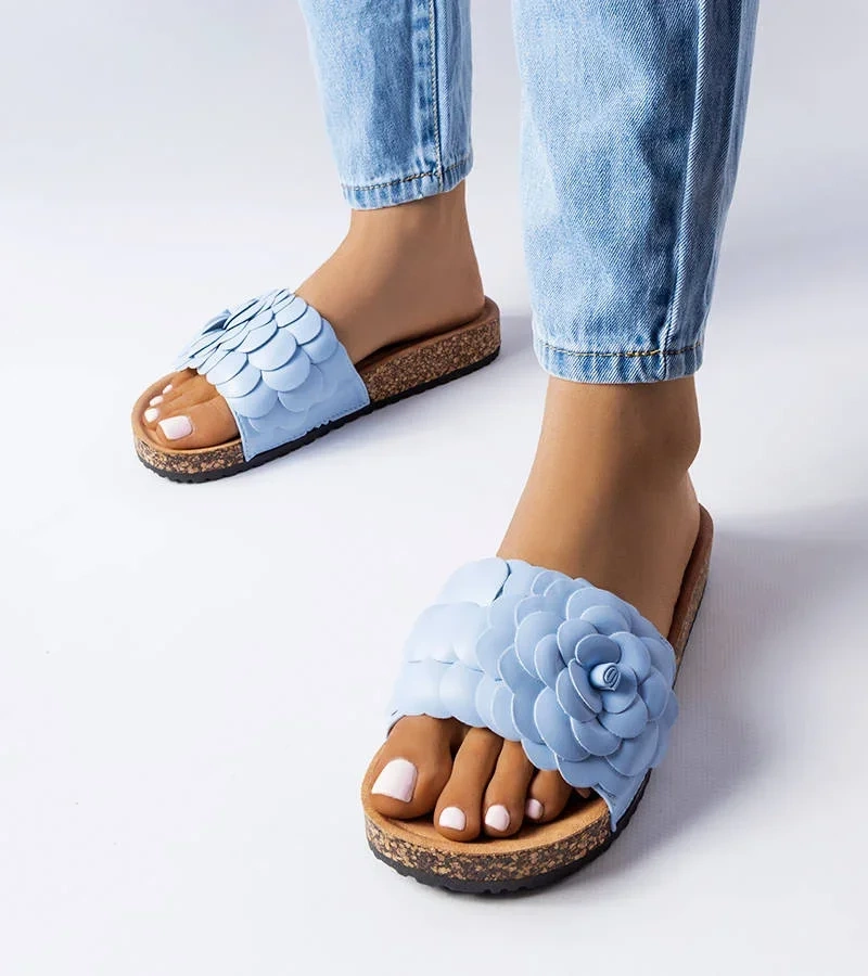 Șlapi cu ornamente florale albastre de Desaulniers