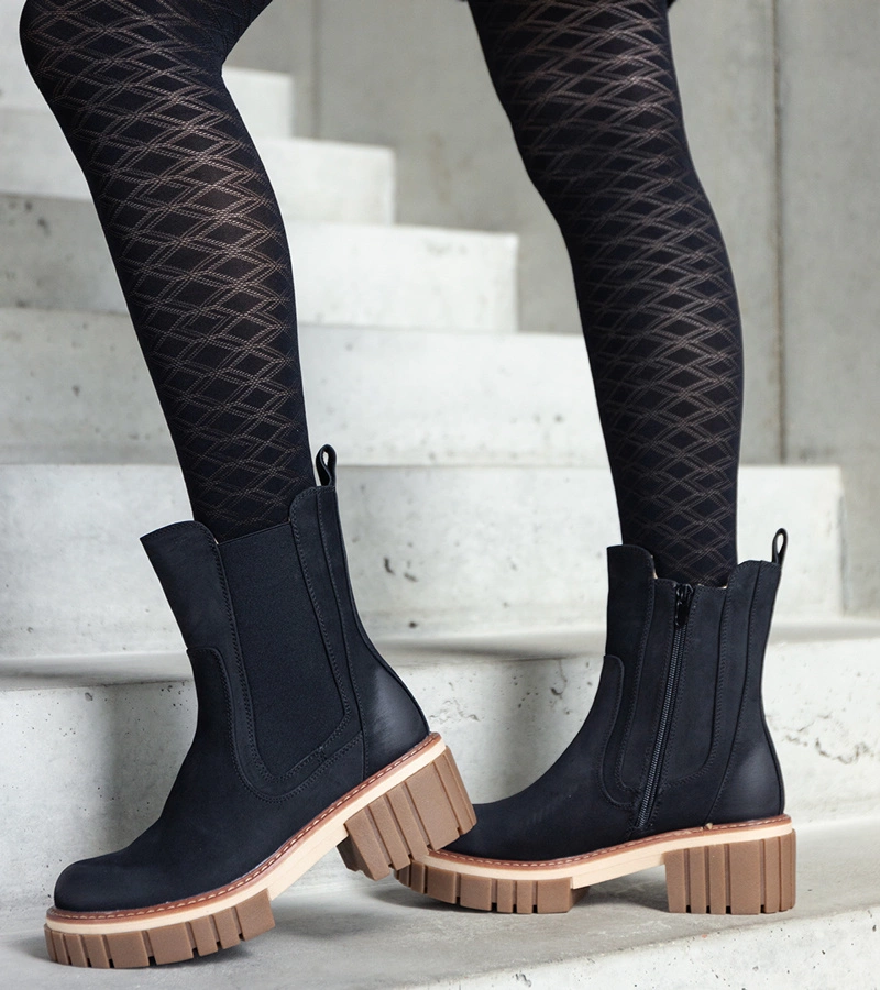 Botine negre masive cu platformă și uzură Sholla.