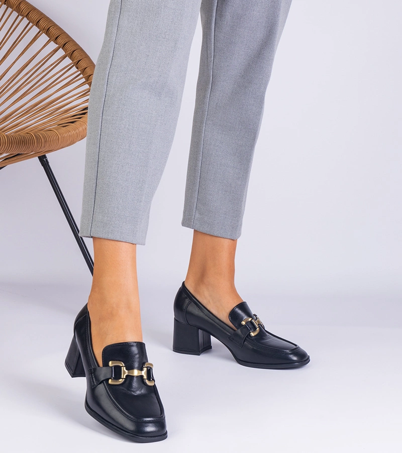 Pantofi negri de damă cu toc și decorațiune metalică Versales