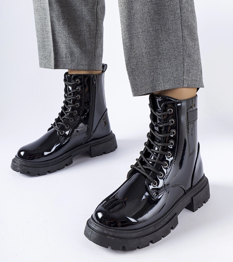 Bocanci negri izolați și lacuiți Mestervi