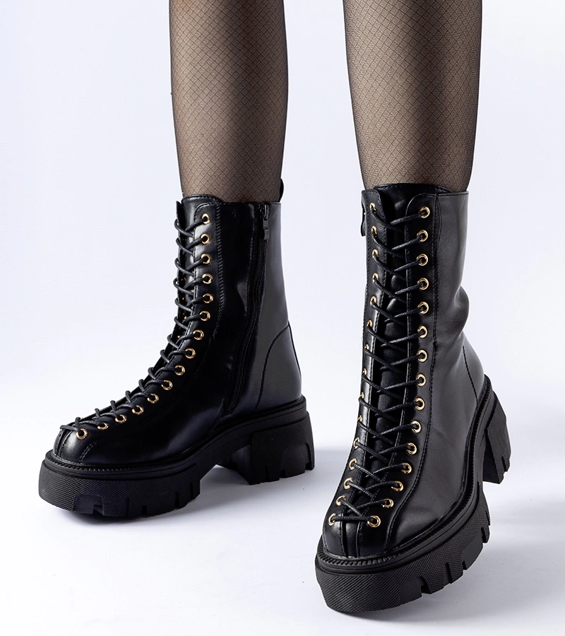 Bocanci negri căptușiți, ornamentați cu șireturi Amla