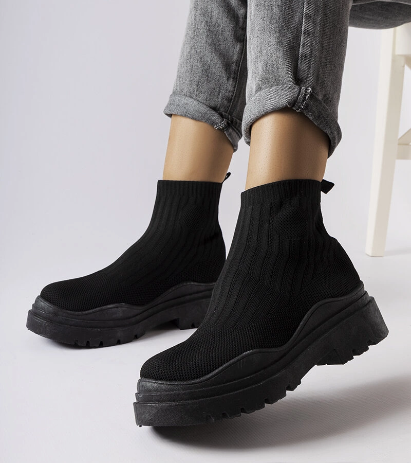 Tenisii negri înalți Marks.