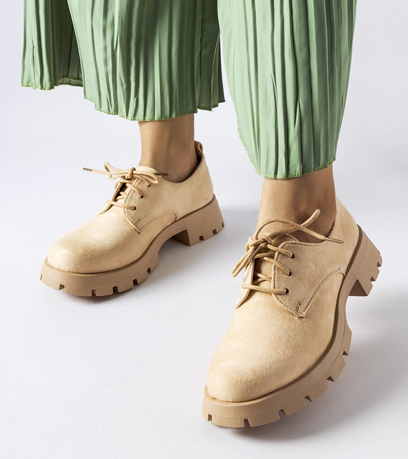 Cizme de culoare bej pe o talpă Coleman solidă