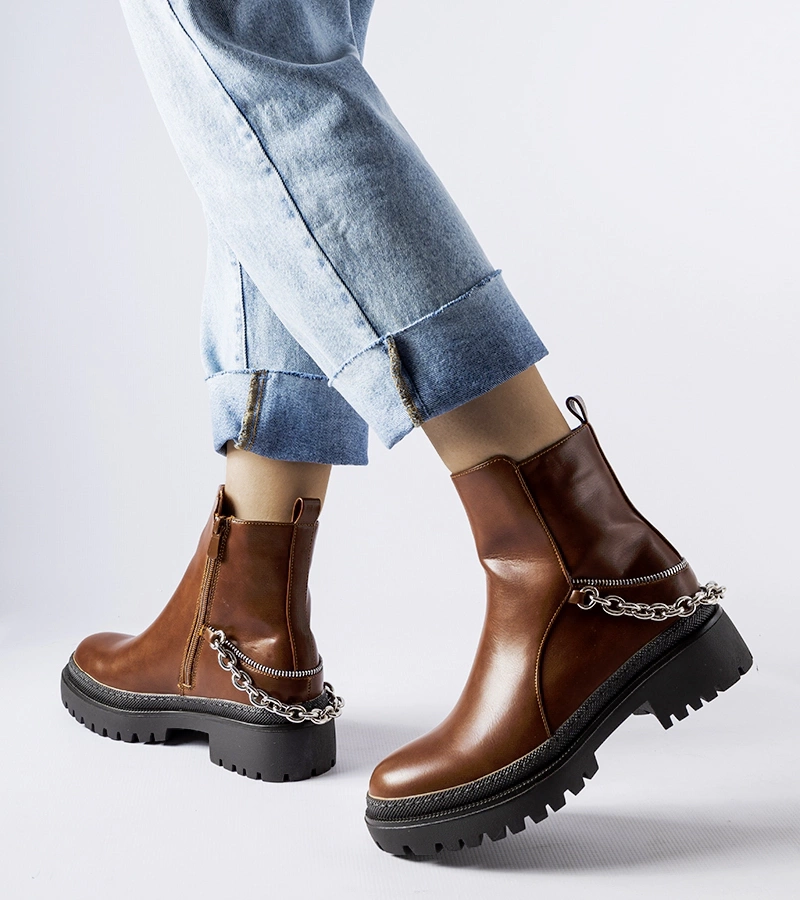 Cizme cu lanțuri maro de la Muqaddim