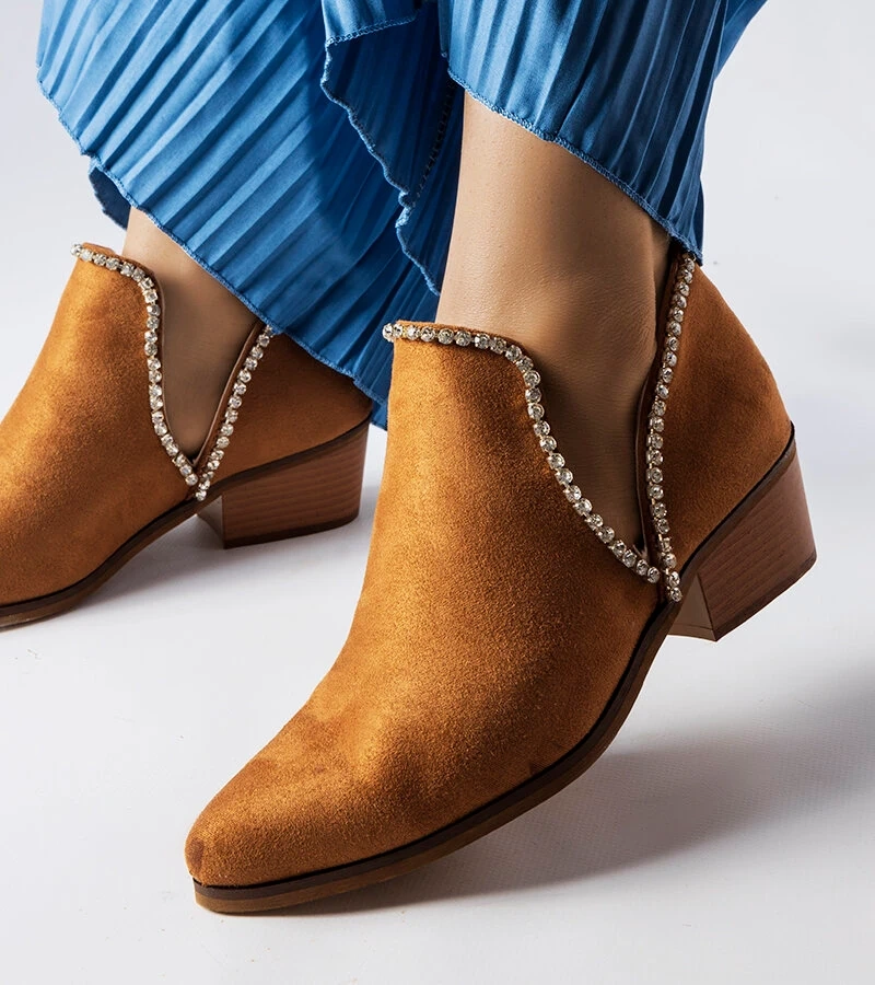 Cizme maro, împodobite cu zirconii Ditten