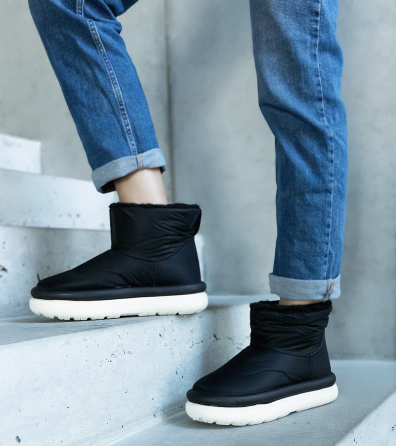 Cizme negre calde de zăpadă pe platformă Cores.