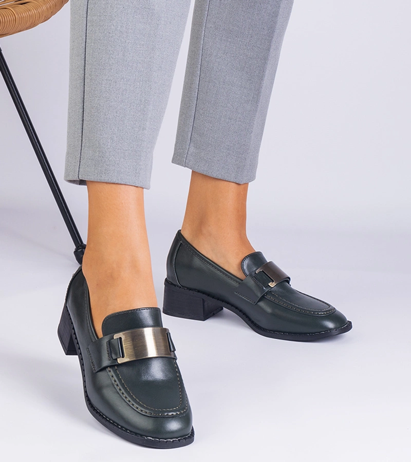 Pantofi verzi de damă cu toc și decorațiune metalică Lunares