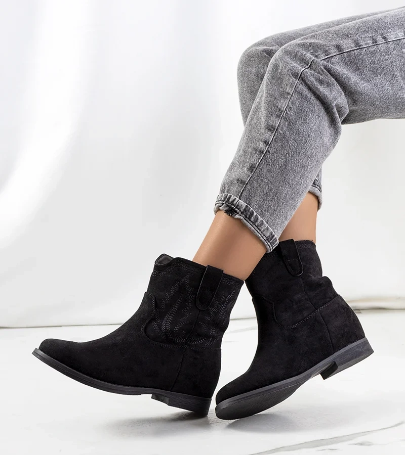 Cizme negre cu tocuri acoperite de la Wolfpine