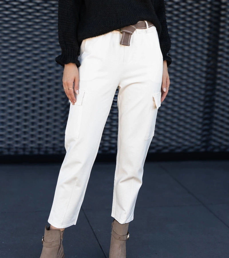 Pantaloni albi tip cargo cu buzunare aplicate Nuala.