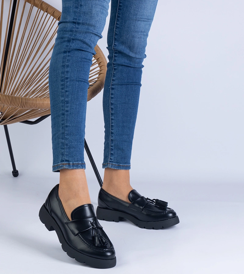 Pantofi clasici negri cu ciucuri Esitta