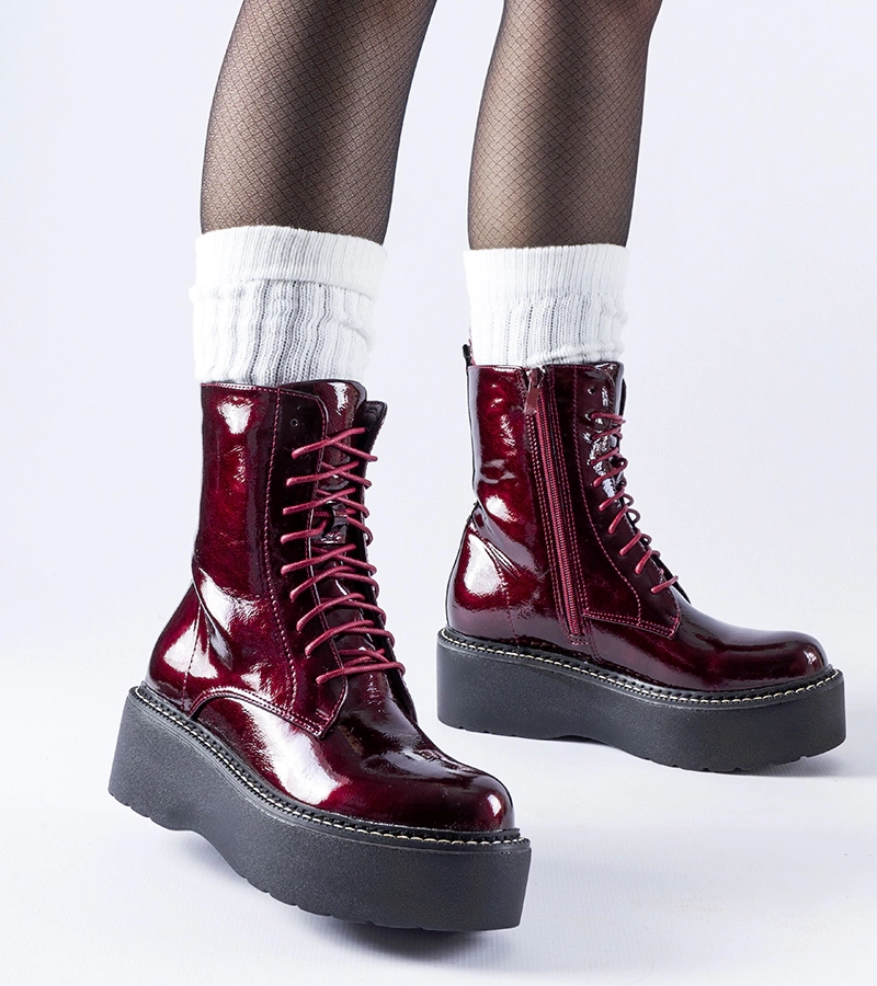 Bocanci lacuiți bordo cu platformă Leos.