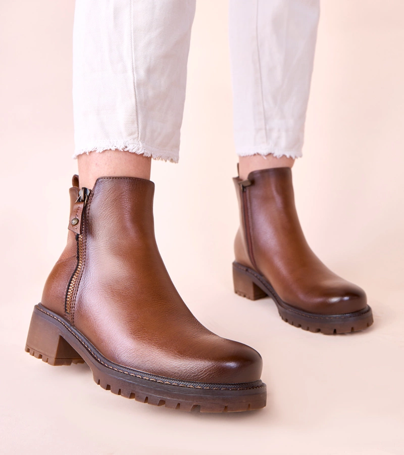 Botine maro pe toc gros subtil cu fermoar decorativ Terina