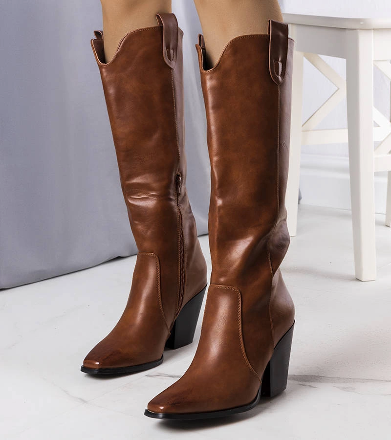 Cizme maro izolate Seine