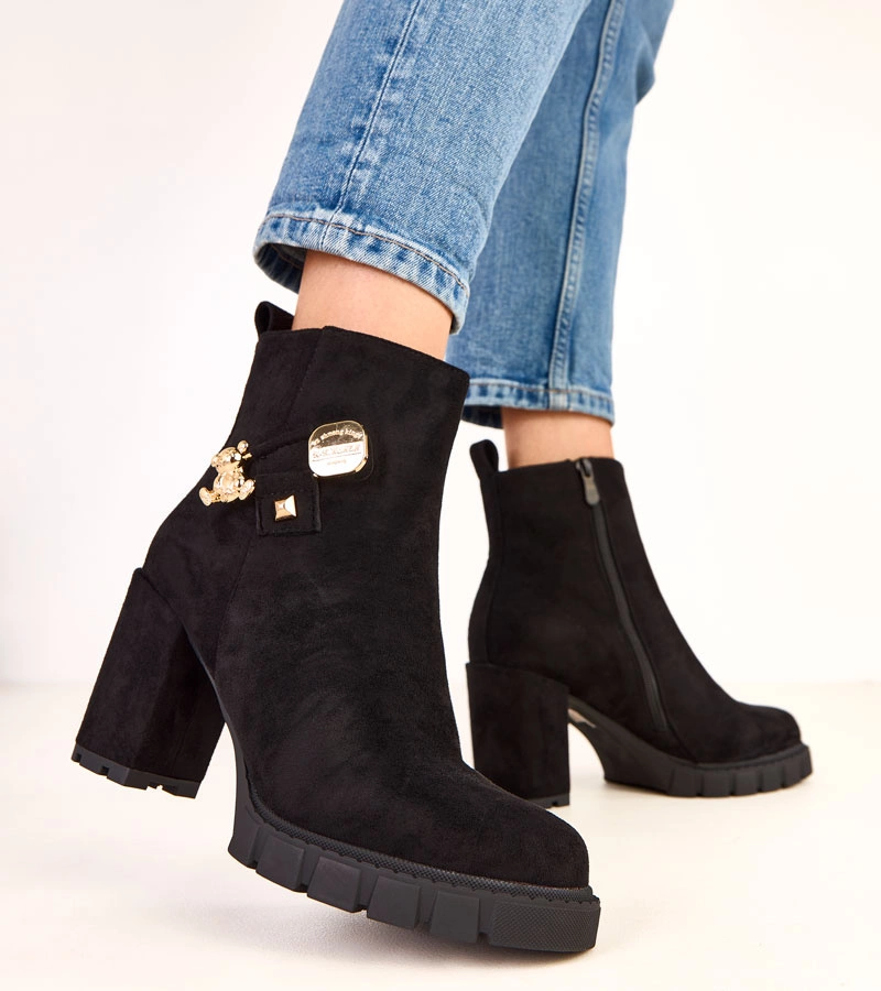 Ghete negre cu toc gros decorate cu ursuleț auriu Naste