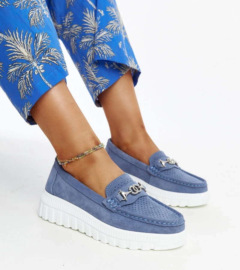 Pantofi de piele albastră cu o cataramă decorativă Taija