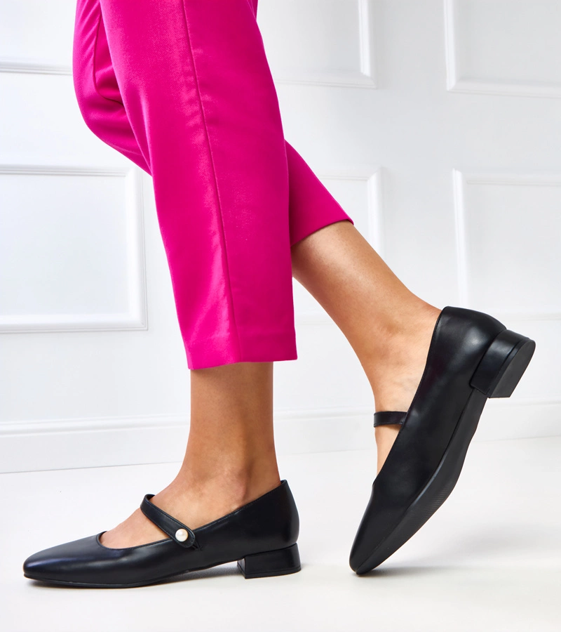 Pantofi negri cu toc jos și bareta decorativă Bakos