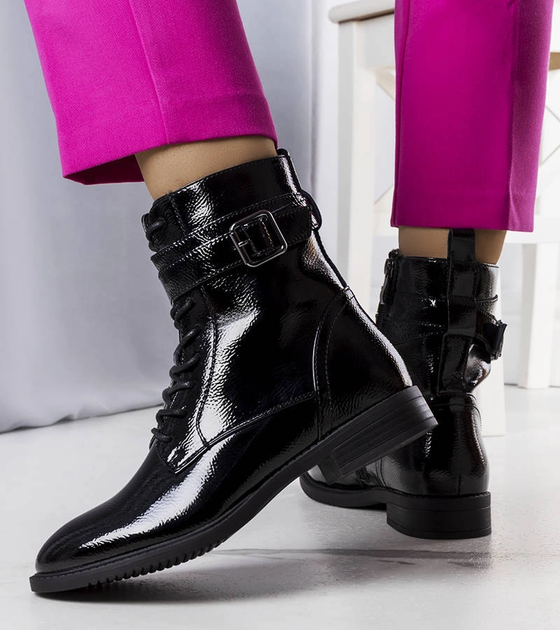 Cizme negre izolate din piele întoarsă Pompi