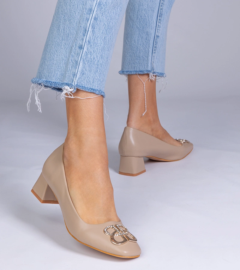 Pantofi maro cu toc jos și cu pietre Cahes