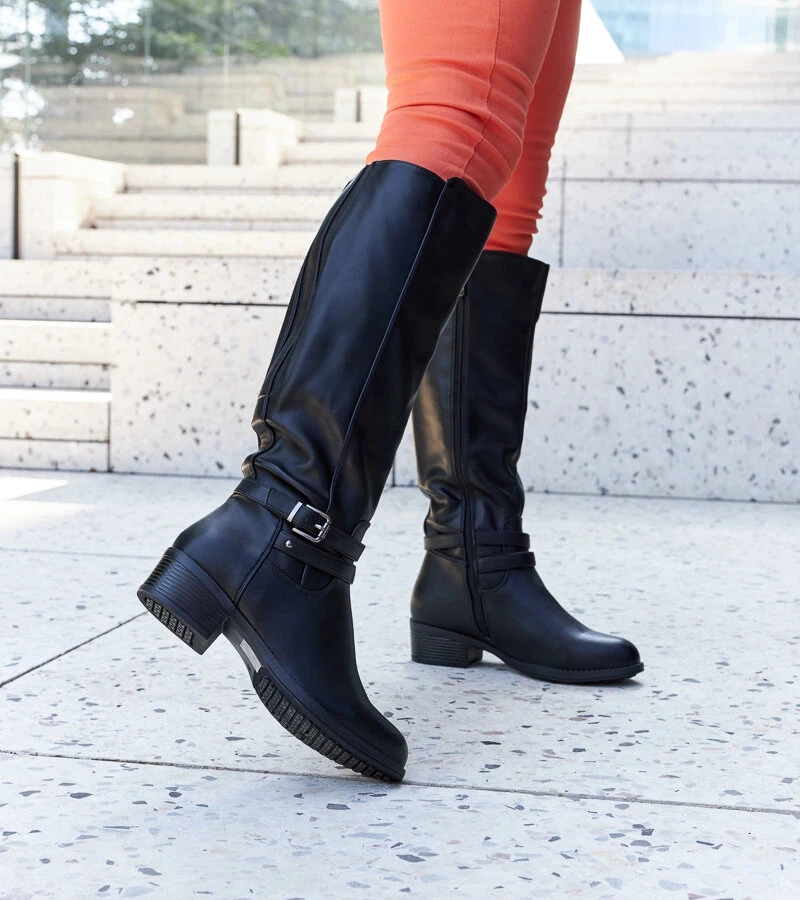 Cizme înalte izolate negre de Aldisio