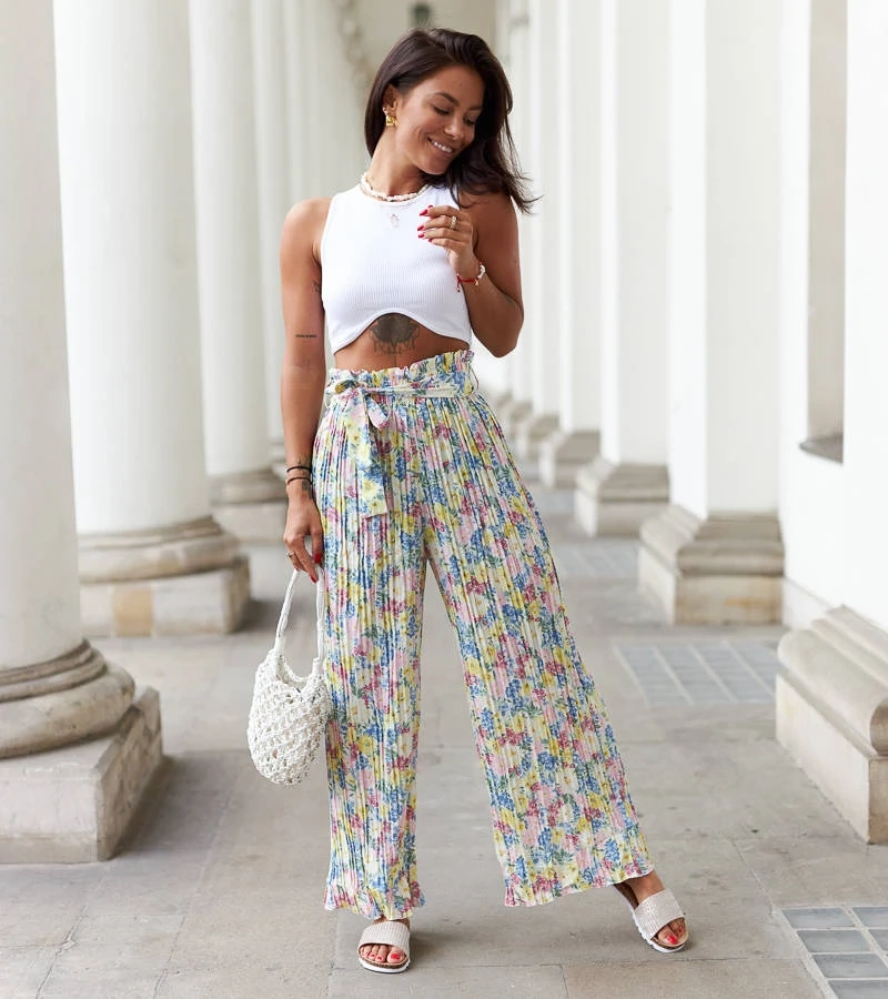 Cesate pantaloni plisați cu flori galbene Cesate