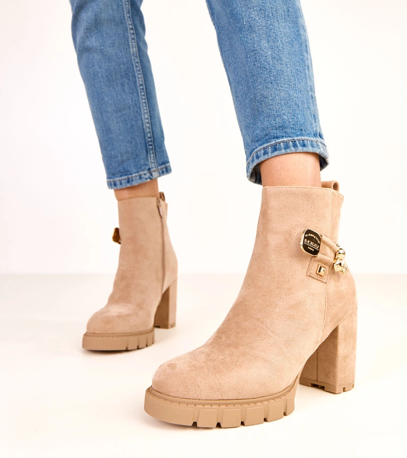 Ghete bej cu toc gros decorat cu ursuleț auriu Naste