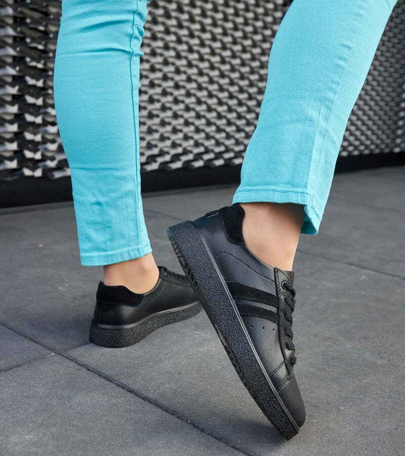 Sneakers negri de piele legați Camilla