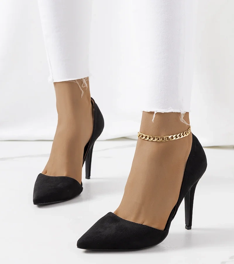 Stilettos negri cu decupaje decorative de Nasmah