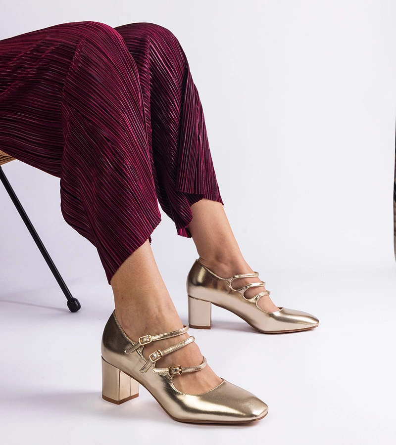 Pantofi aurii pe toc cu catarame decorative Izida