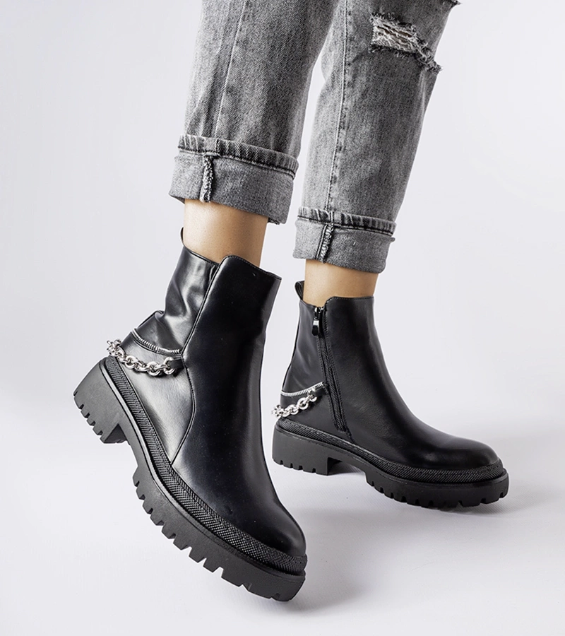 Cizme negre cu lanțuri de la Muqaddim