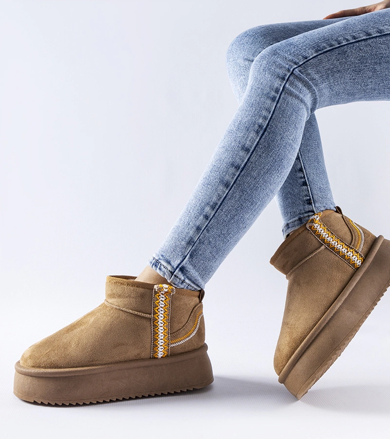 Ghete de zăpadă închise la culoare pe platformă Scavi