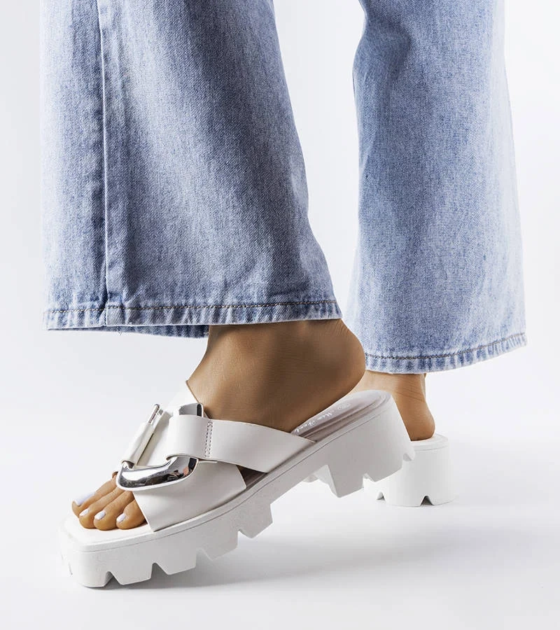 Șlapi albi cu talpă de tractor de Carceri