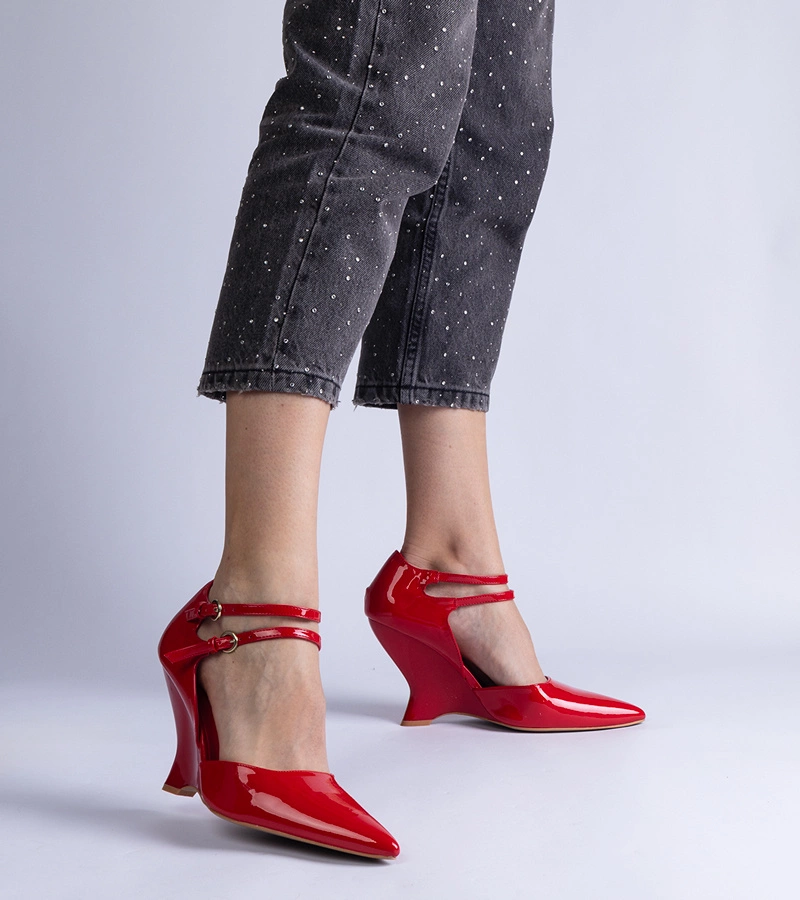 Pantofi roșii de lac cu platformă și catarame Vizario