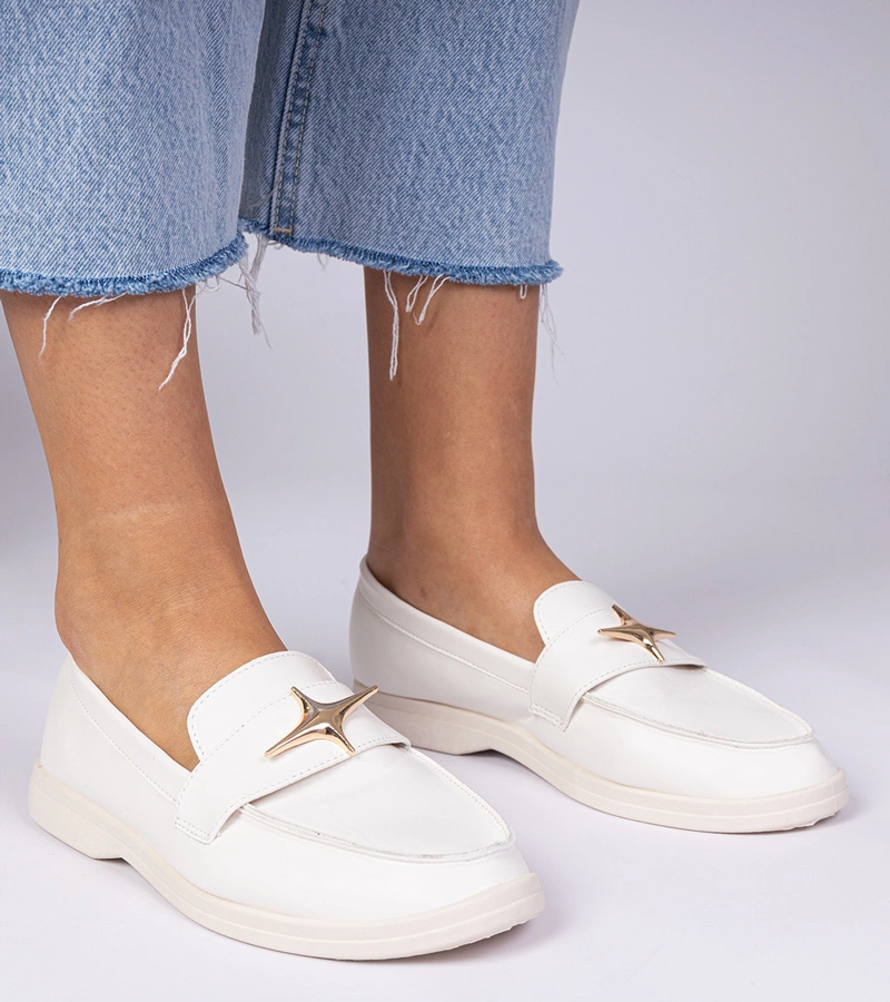 Pantofi mocasini albi de damă cu decorațiune aurie Senna