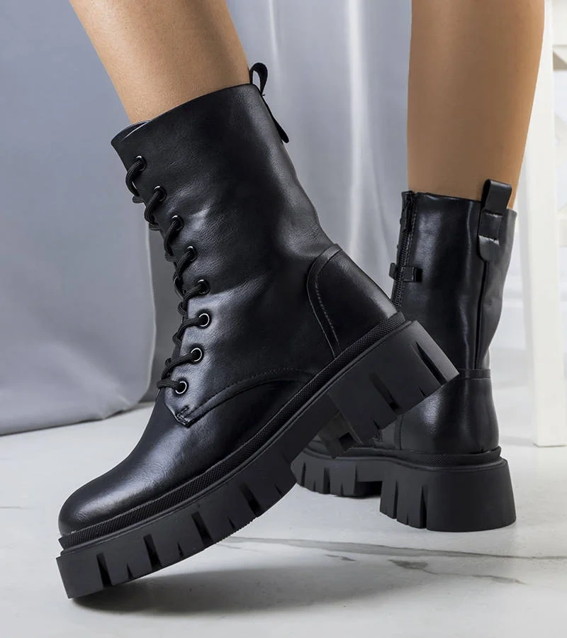 Cizme negre pe o talpă solidă de Darius