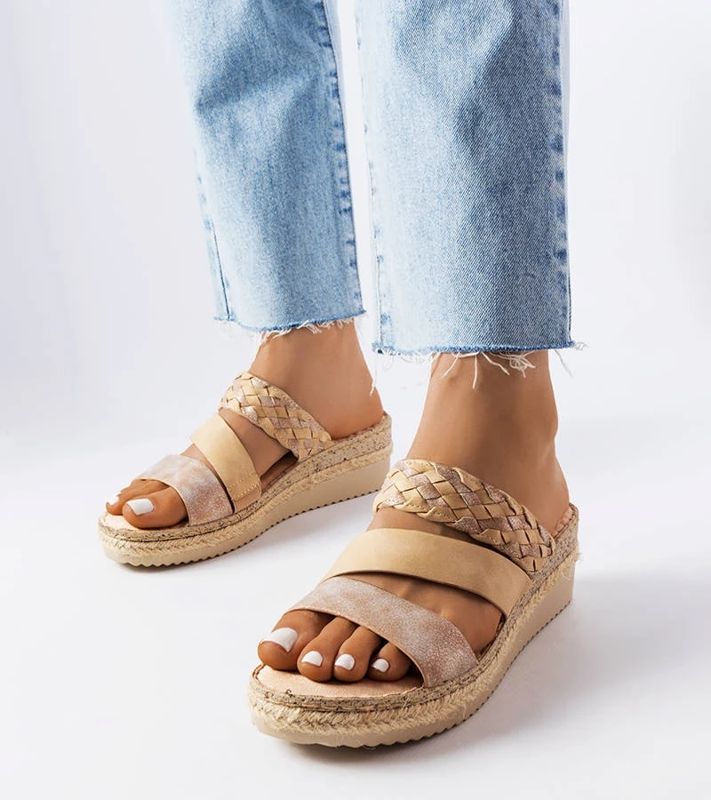 Boston bej flip-flops pe tocuri