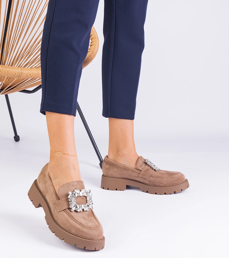 Mocasini bej pentru femei din piele ecologică întoarsă cu decorațiune elegantă Peletino