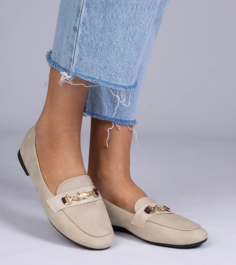 Mocasini bej cu finisaj mat cu ornament auriu Gloriasa